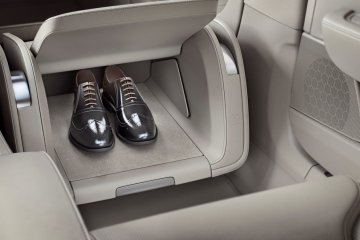 Volvo S90 Excellence interior lounge console