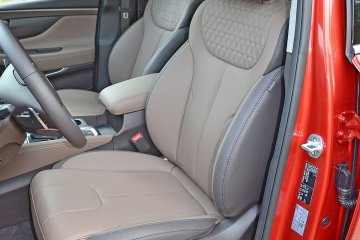 Jakość materiałów i wykonania wnętrza stawia Hyundaia nie tylko w czołówce SUV-ów marek popularnych, ale i przebija niektóre modele segmentu premium.