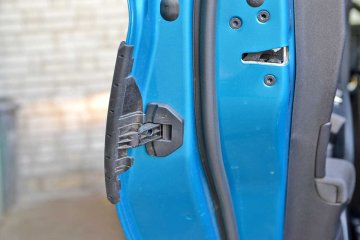 Nakładka z tworzywa wysuwająca się podczas otwierania drzwi na ich kant to znany patent Forda. Zabezpiecza ona go przed uszkodzeniem mechanicznym.