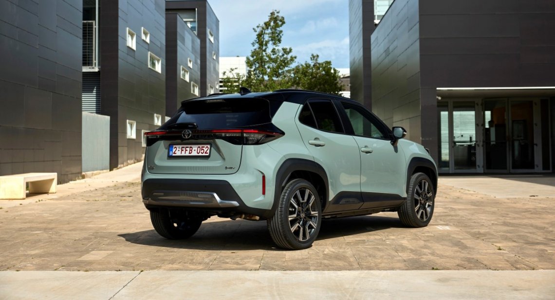 2024__Yaris_Cross_Urban_Khaki_DPL_Static_21