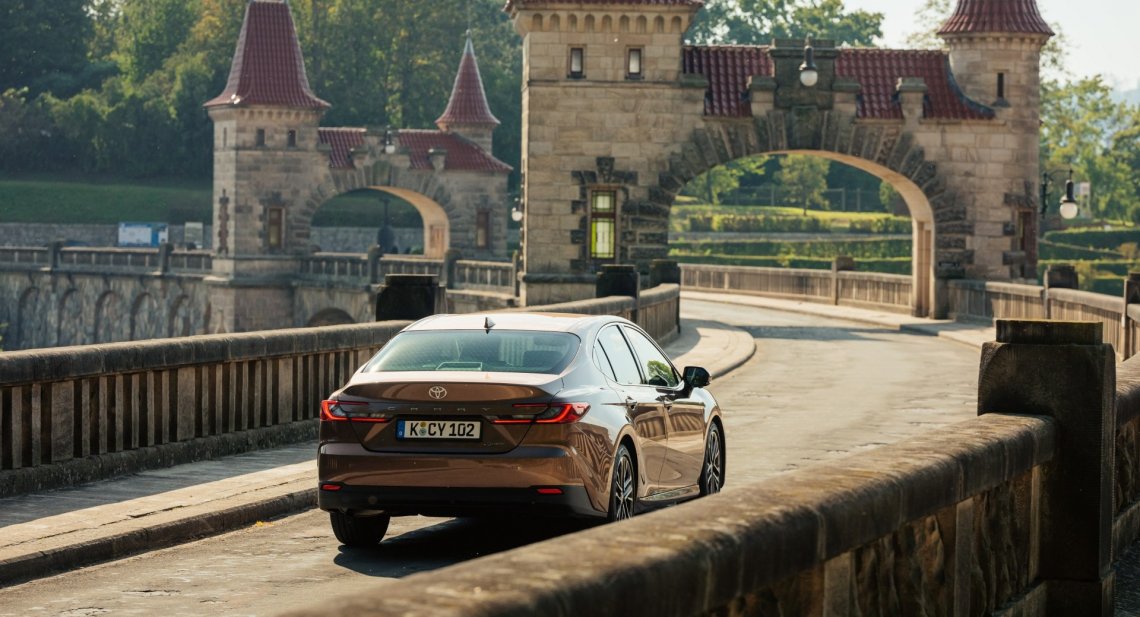 Dzisiaj Toyota Camry to jeden z nielicznych sedanów na rynku, który mimo popularności różnego rodzaju SUV-ów  i crossoverów nadal chętnie wybierany jest przez kierowców. 