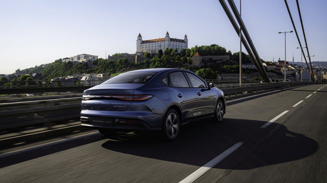 Nadwozie SEAL 5 DM-i zostało zaprojektowane przez zespół pod kierunkiem Wolfganga Eggera, dyrektora designu BYD.  Inspiracją dla tego modelu była natura oraz motywy związane z oceanem, co widać w płynnych liniach zwiększających  aerodynamiczną efektywność napędu hybrydowego Super DM.