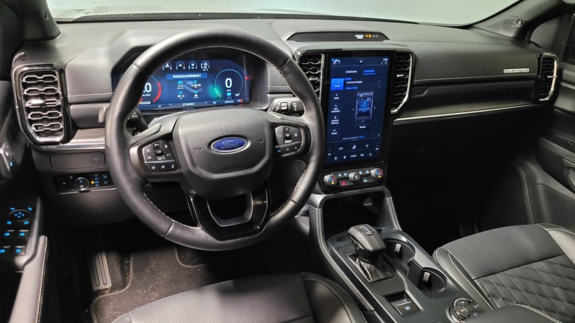 Kabina Rangera przypomina nowoczesne SUV-y. Obsługę wielu istotnych funkcji dokonujemy wyłącznie przez duży, dotykowy ekran.
