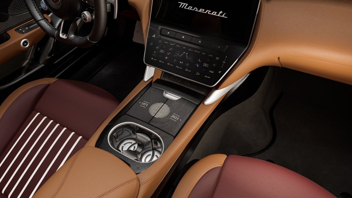 Maserati_GranCabrio_Folgore_Tignanello_Interiors_central_tunnel_detail_with_logos