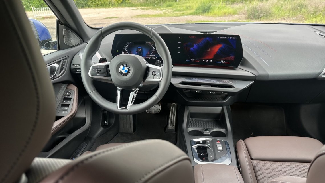 O wnętrzu można powiedzieć, że jest wygodnie, bo fotele od zawsze stanowiły mocny argument marki BMW. Ekran to już standard.