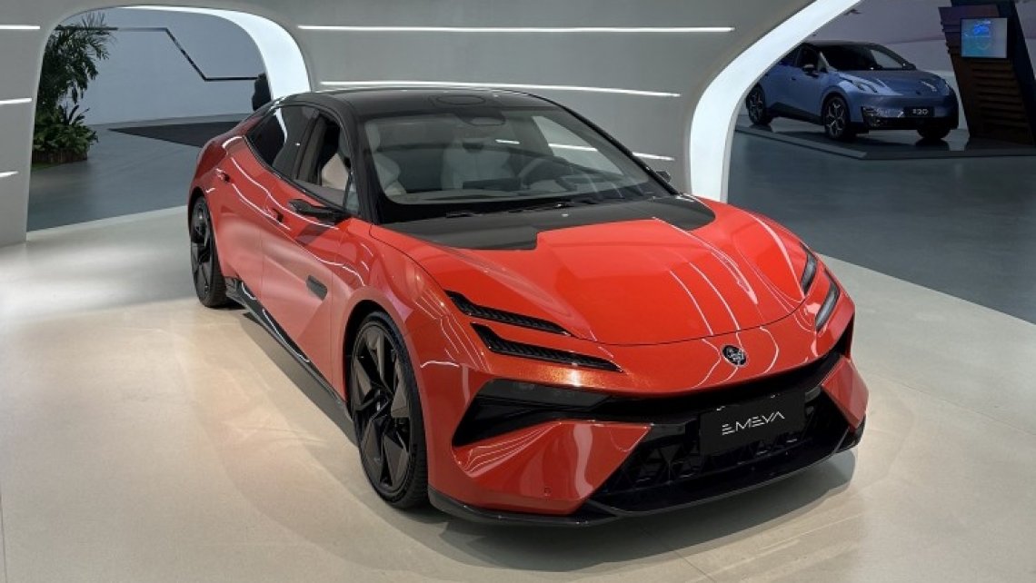  Lotus Emeya choć powstaje na platformie EPA (min. Zeekr) ma 900 KM i baterię 102 kWh.