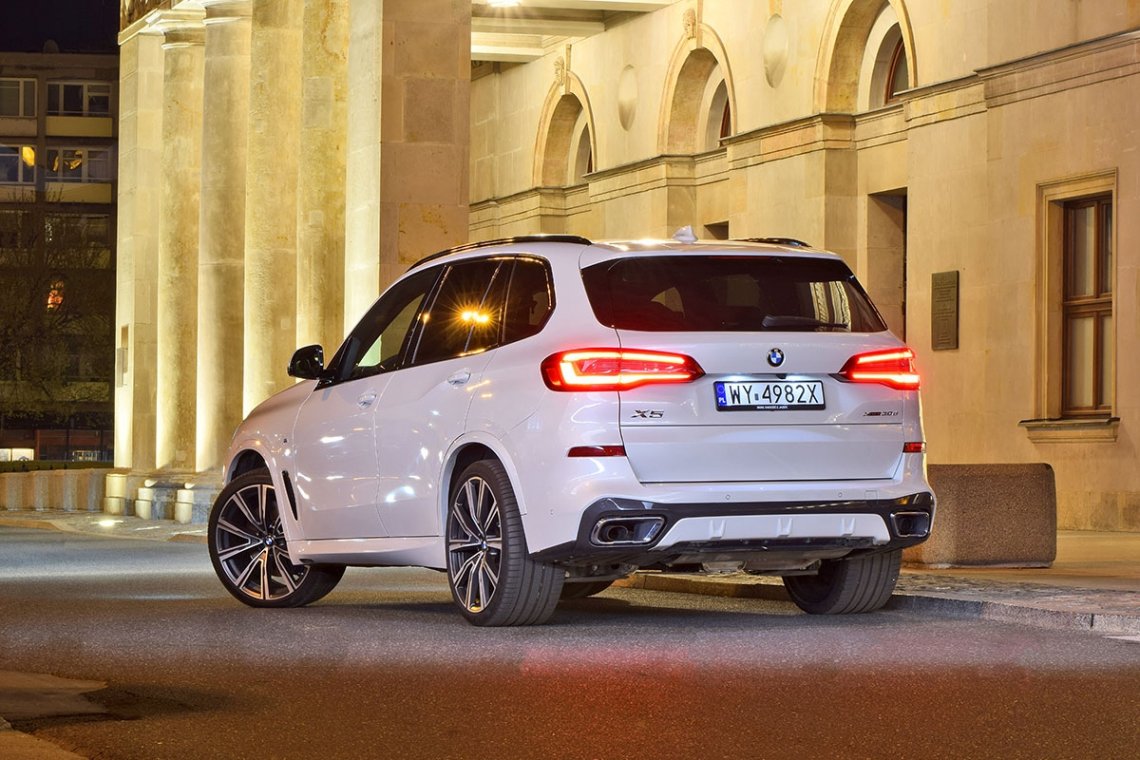 Prezentowany model wyposażono w pakiet sportowy M nadający X-piątce bardziej agresywnego stylu. Kosztuje on dodatkowo 28,3 tys. zł.