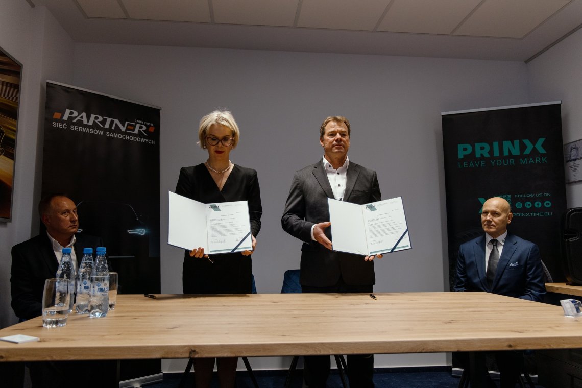 Podpisanie_umowy_Partner_Opony_Polska_Prinx_2