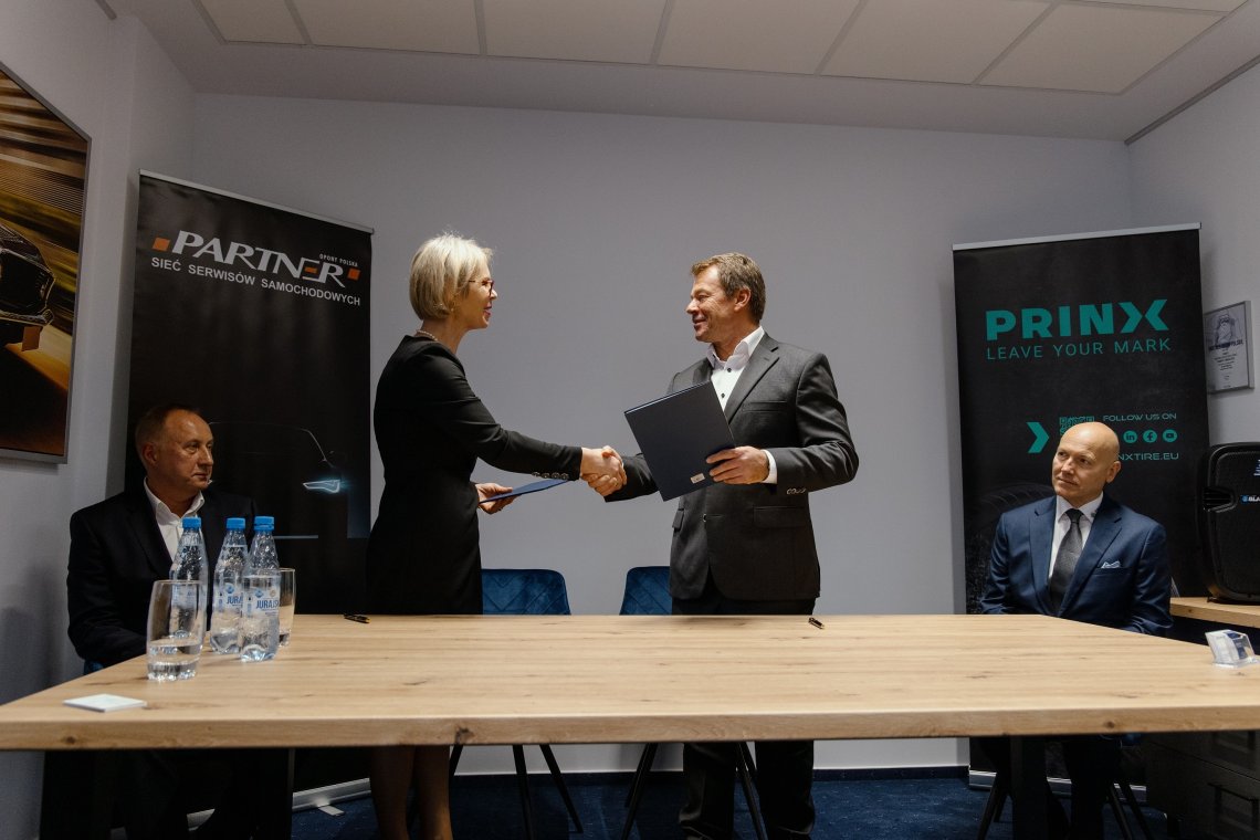 Podpisanie_umowy_Partner_Opony_Polska_Prinx_3