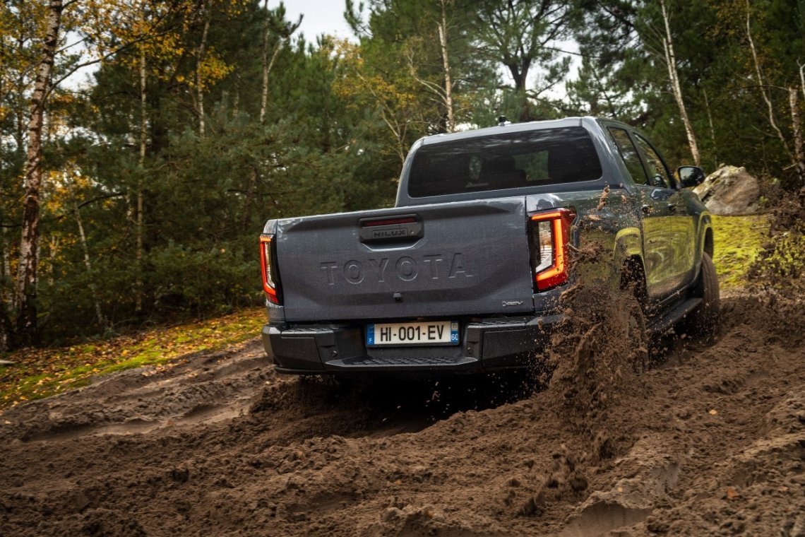 2026_Hilux_BEV_MtE_OffRoad_Dynamic_015