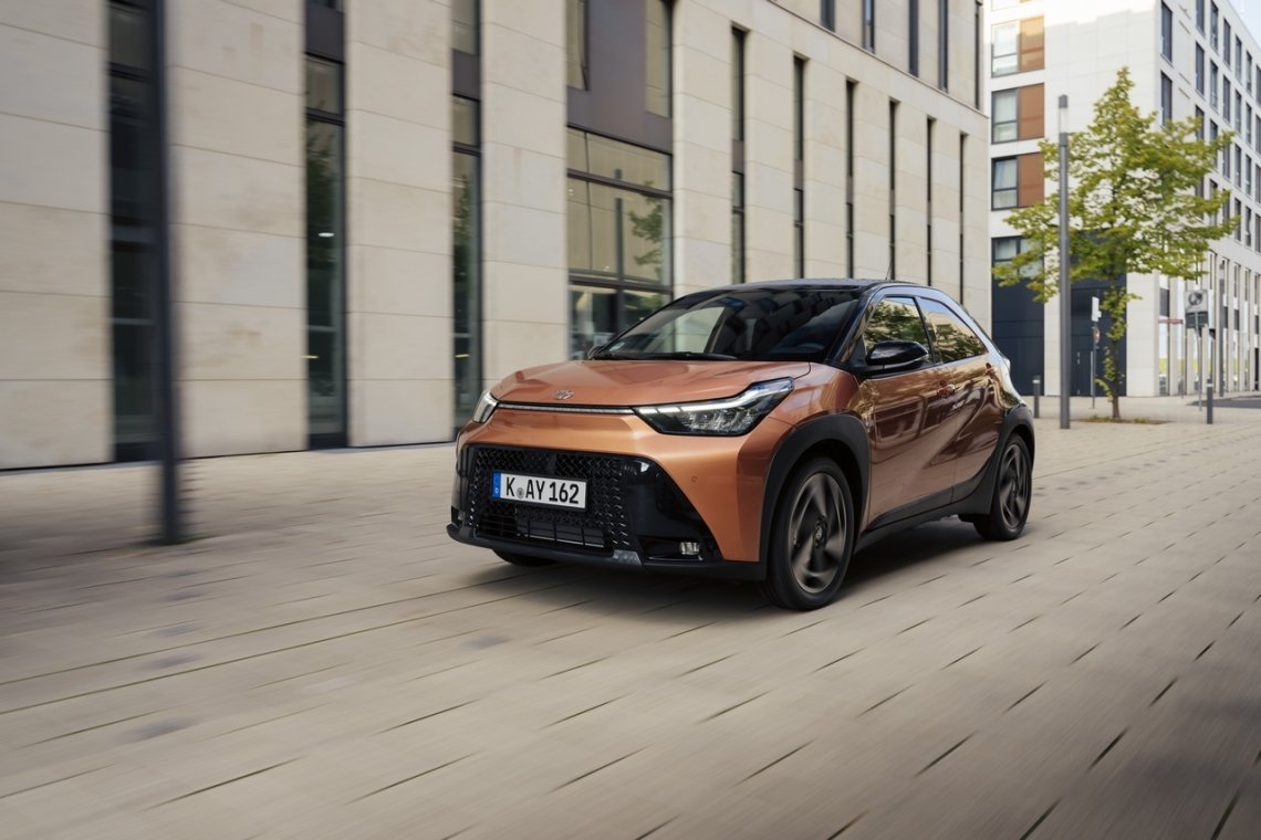 2026_Aygo_X_High_Grade_Hybrid_Cinnamon_Dynamic_0002