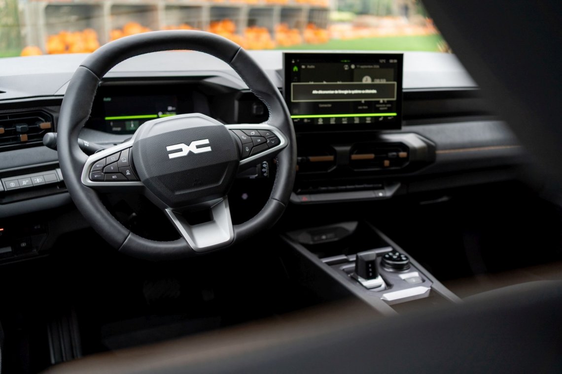 Nowością w samochodach marki Dacia jest możliwość zmiany przełożeń skrzyni biegów z podwójnym sprzęgłem za pomocą manetek umieszczonych przy kierownicy.