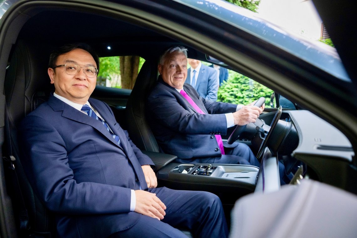 Twórca imperium BYD - Wang Chuanfu oraz Victor Orban