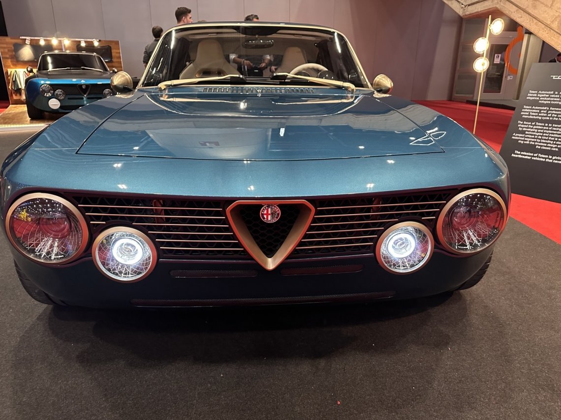 Totem GT Super to nowe wcielenie Alfy Romeo Giulii Sprint. Pod maską skrywa mocarne V6 Alfy Romeo o mocy 540 KM, z zewnątrz przypomina Alfę, ale tak naprawdę jest autem zbudowanym od nowa. Z niesamowitą pieczołowitością i dokładnością. Przepiękne detale, fascynujący silnik i rasowe wykończenie. To nie klasyk do oglądania, a samochód do kupienia, stworzony przez włoską manufakturę Totem Automobili. Cena 460 tys. euro. W podstawie.
