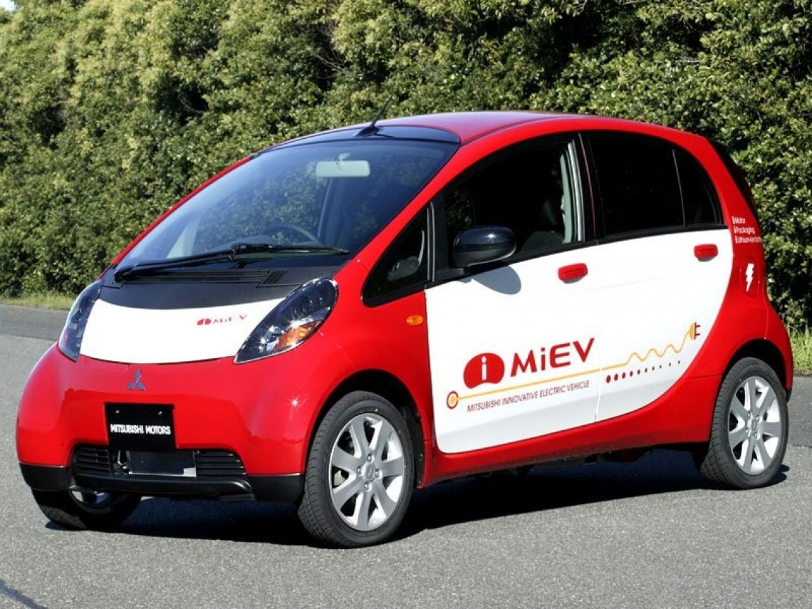 Mitsubishi i-MiEV pojawił się w 2009 roku i rok później wszedł do oficjalnej sprzedaży. Kosztował ok 180 tys. zł. 