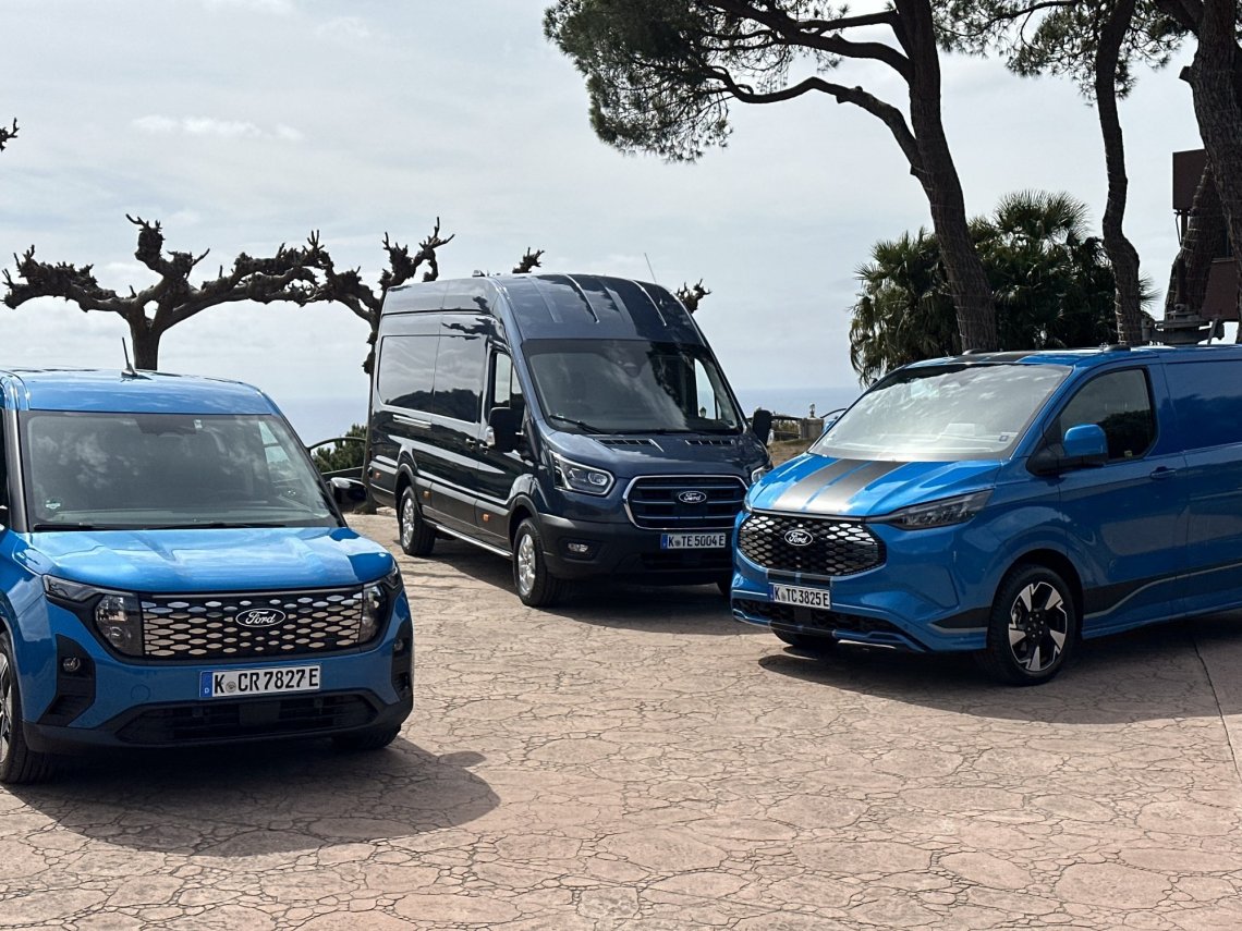 Od niedawna każdy z tych modeli dostępny jest w wersji elektrycznej.  E-Transit, E-Transit Custom a od niedawna także najmniejszy E-Transit Courier, 