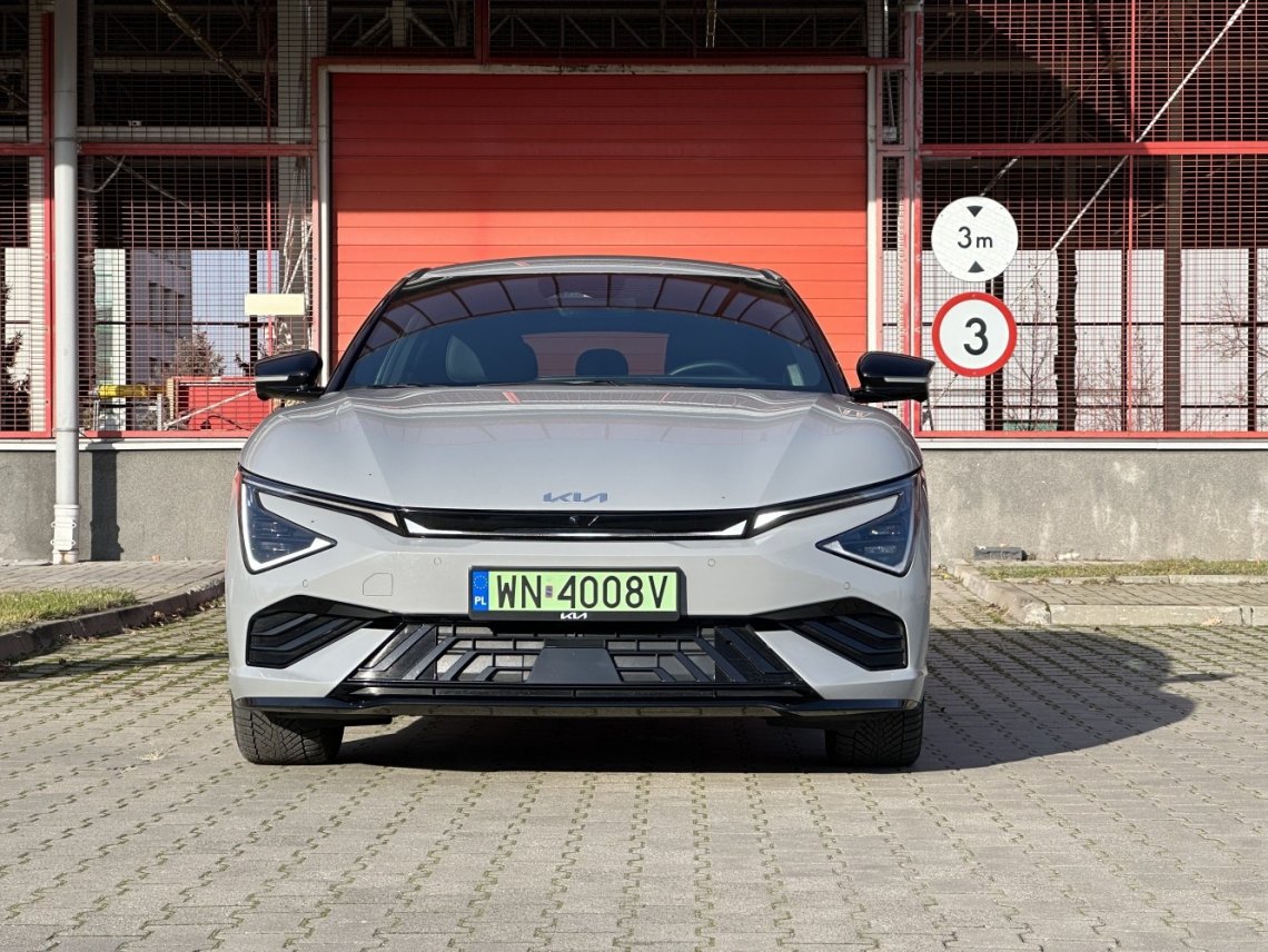 Przód zyskał ostrzejsze spojrzenie: nowe światła LED rysują na drodze świetlną „konstelację”, przypominając futurystyczne wzory znane z większego EV9. 