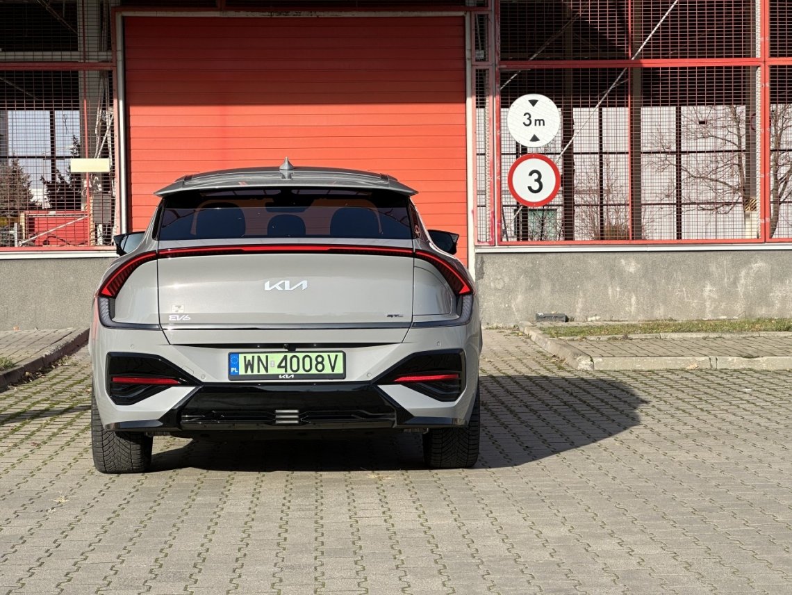 Przód zyskał ostrzejsze spojrzenie: nowe światła LED rysują na drodze świetlną „konstelację”, przypominając futurystyczne wzory znane z większego EV9. 