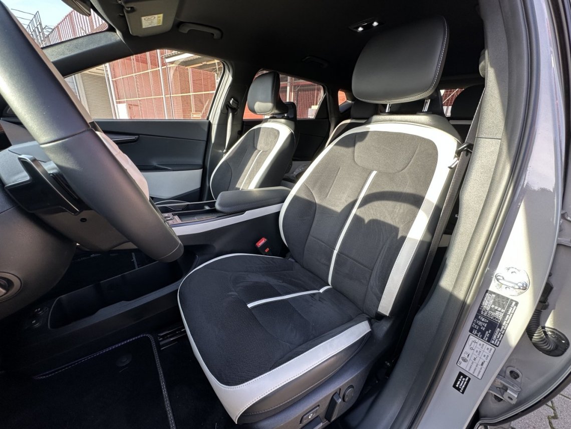 We wnętrzu z kolei zmiany widać gołym okiem. Zmieniona tapicerka, żywe kolory i nowa kierownica. Spłaszczona nieco u dołu i góry, sprawia wrażenie, że całe wnętrze jest bardziej futurystyczne. Pojawiło się także więcej eleganckich detali wykończenia.