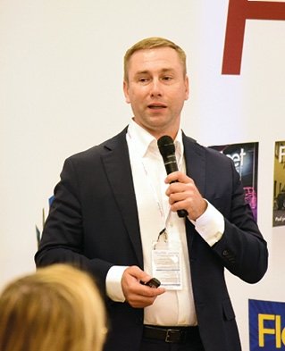 Adam Karpiński, dyrektor zarządzający w Inter Cars przedstawił wymogi warsztatów i ich pracowników wobec konieczności serwisowania samochodów hybrydowych.