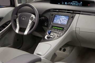 2011-Toyota-Prius-interior_18