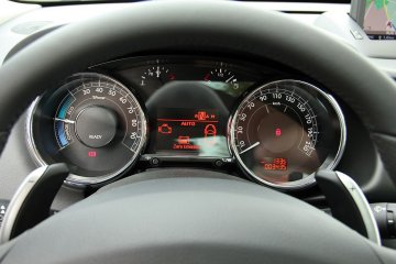 Peugeot 3008 Hybrid4_(8)