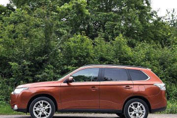 Mitsubishi-Outlander_2013_1600x1200_wallpaper_0c