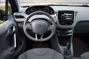 Peugeot 208_deska_PD