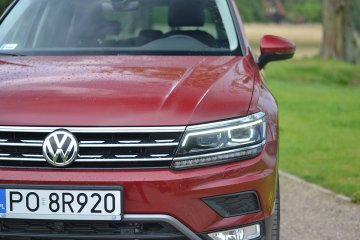 Dzięki opcjonalnej funkcji Easy Open możemy bez użycia rąk otworzyć tylną klapę. Wystarczy poruszyć nogą z tyłu samochodu. Pokrywa bagażnika następnie może zamknąć się automatycznie dzięki funkcji Easy Close.