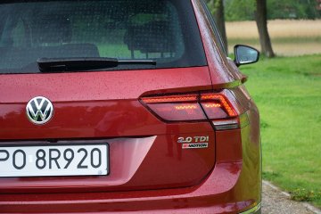 Dzięki opcjonalnej funkcji Easy Open możemy bez użycia rąk otworzyć tylną klapę. Wystarczy poruszyć nogą z tyłu samochodu. Pokrywa bagażnika następnie może zamknąć się automatycznie dzięki funkcji Easy Close.