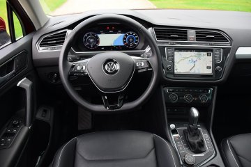 Tiguan, podobnie jak niemal każdy współczesny model Volkswagena, to wzór uporządkowania i ergonomii.  Na plus możemy zaliczyć także jakość wykończenia, jak i liczbę schowków.