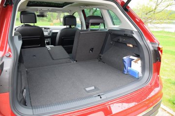 Bagażnik Tiguana ma przyzwoitą pojemność ‒ od 615 do 1655 l. To więcej niż w niejednym kombi segmentu D.