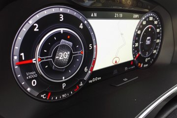 Po wyborze trybu offroadowego na wirtualnym zestawie zegarów za kierownicą wyświetli się nam wskaźnik kąta skrętu kierowniczy oraz kompas.