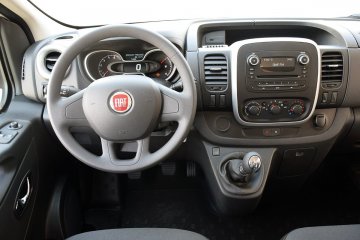 Deska rozdzielcza Talento jest prawie identyczna z tą, jaką znajdziemy w modelu Trafic. Różni je logo na kierownicy.