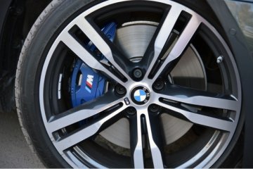 Niebieskie zaciski hamulcowe to znak rozpoznawczy elektrycznych i hybrydowych modeli BMW