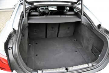 Dużo większy otwór załadunkowy jest w BMM. To nie tylko złudzenie, niemal 80 litrów większy bagażnik ma niemiecki model.