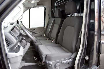 Wnętrze jest praktyczne i wygodnie umeblowane. Nie brakuje schowków, a przełączniki są w zasięgu ręki. Amortyzowany fotel zapewnia ponadprzeciętną wygodę podczas jazdy.