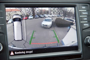 Kamera cofania to znakomity towarzysz potyczek parkingowych. Zamiast niej wystarczą czujniki parkowania które zabezpieczają również boki auta.