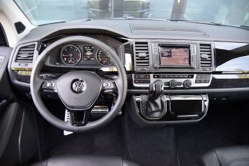 Multivan ma inną deskę niż pozostałe wersje VW T6. Mają one jednak wspólne cechy – są proste i funkcjonalne.
