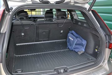 Volvo V60 oferuje obecnie największy bagażnik w segmencie. Oparcia możemy złożyć za pomocą przycisków na bocznej części bagażnika.