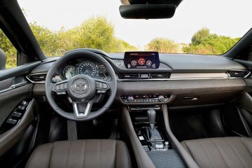 Mazda 6 już nie uprawnia do stwierdzenia: wnętrze ładne, ale takie „japońskie”. Teraz ani jakością, ani ergonomią nie ustępuje europejskiej konkurencji.