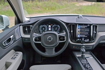 Volvo XC60 jest jedynym modelem w zestawieniu z dotykowym ekranem na środkowej konsoli. W Alfie Romeo i Audi wyboru funkcji dokonujemy, używając pokręteł. Q5 dodatkowo wyposażono w touchpad.