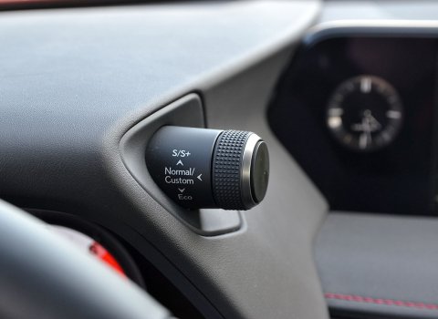 Nie każdego może przekonywać wygląd deski rozdzielczej, ale w zakresie jakości wykończenia i doboru tworzyw Lexus jest graczem absolutnie pierwszoligowym. Warto przyjrzeć się detalom, pokrętła nawiewów wyposażono w diody LED z ciekawą iluminacją.