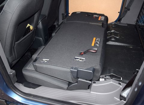 Ford nieźle prezentuje się pod względem ergonomii i jakości materiałów w kabinie, choć jest wykończony twardymi tworzywami w stopniu większym niż modele osobowe.