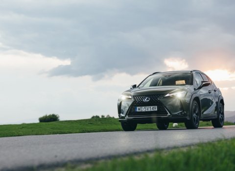 LEXUS-UX-250H-DYNAMIKA-20