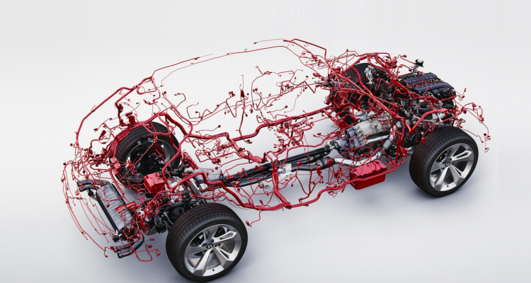 W przeciętnym samochodzie znajduje się nawet 5 km wiązek elektrycznych, których ważnym dostawcą na rynku europejskim jest Ukraina. Z tego kraju wiązki importują głównie producenci niemieccy. Z powodu ograniczenia dostaw tego komponentu na rynek w pierwszym półroczu br. nie trafi prawdopodobnie ok. 700 tys. samochodów.