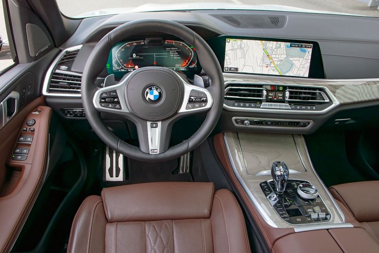 Twórcy wnętrza w mistrzowski sposób wywiązali się z umieszczenia rozbudowanych funkcji w tak schludnym wnętrzu. Deska rozdzielcza robi fantastyczne wrażenie swoją formą, ergonomią, czytelnością ekranów i generalnie jakością wykonania. Ale...