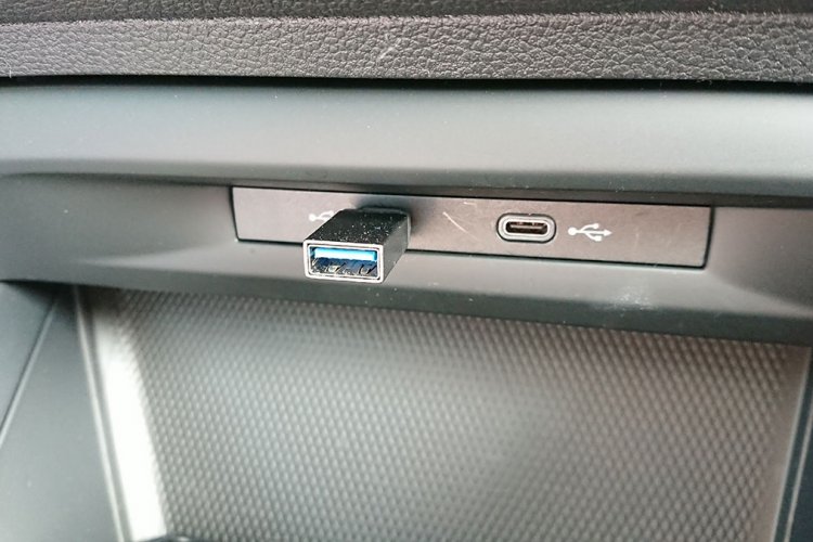 We wnęce pod konsolą środkową zamontowano dwa wejścia USB-C. Aby skorzystać z klasycznego USB, konieczna jest przejściówka.