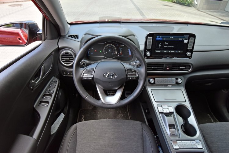 Wyższą funkcjonalność oferuje Hyundai, ale Peugeot odzyskuje punkty za jakość tworzyw w kabinie. Prezentuje się też znacznie nowocześniej. Kona oferuje większe możliwości sterowania napędem, m.in. możemy bardzo wygodnie zmieniać poziom rekuperacji łopatkami pod kierownicą, czego nie uświadczymy w modelu e-2008.