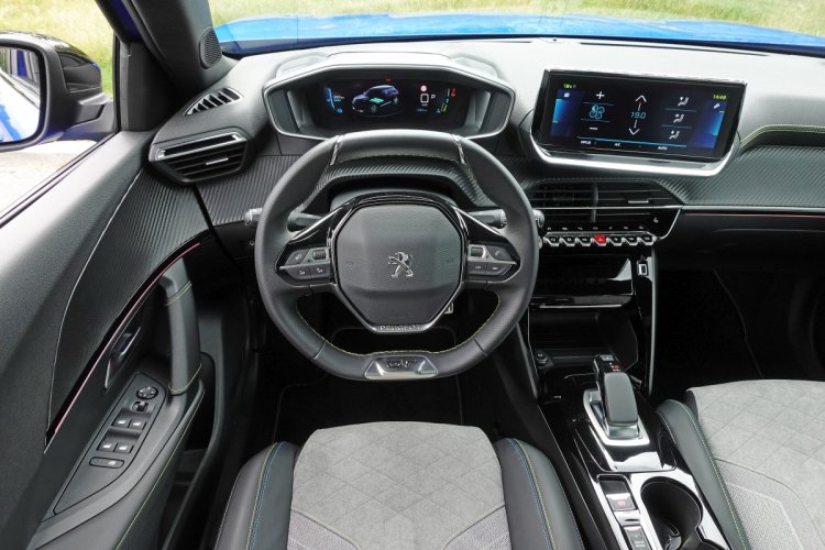 Wyższą funkcjonalność oferuje Hyundai, ale Peugeot odzyskuje punkty za jakość tworzyw w kabinie. Prezentuje się też znacznie nowocześniej. Kona oferuje większe możliwości sterowania napędem, m.in. możemy bardzo wygodnie zmieniać poziom rekuperacji łopatkami pod kierownicą, czego nie uświadczymy w modelu e-2008.